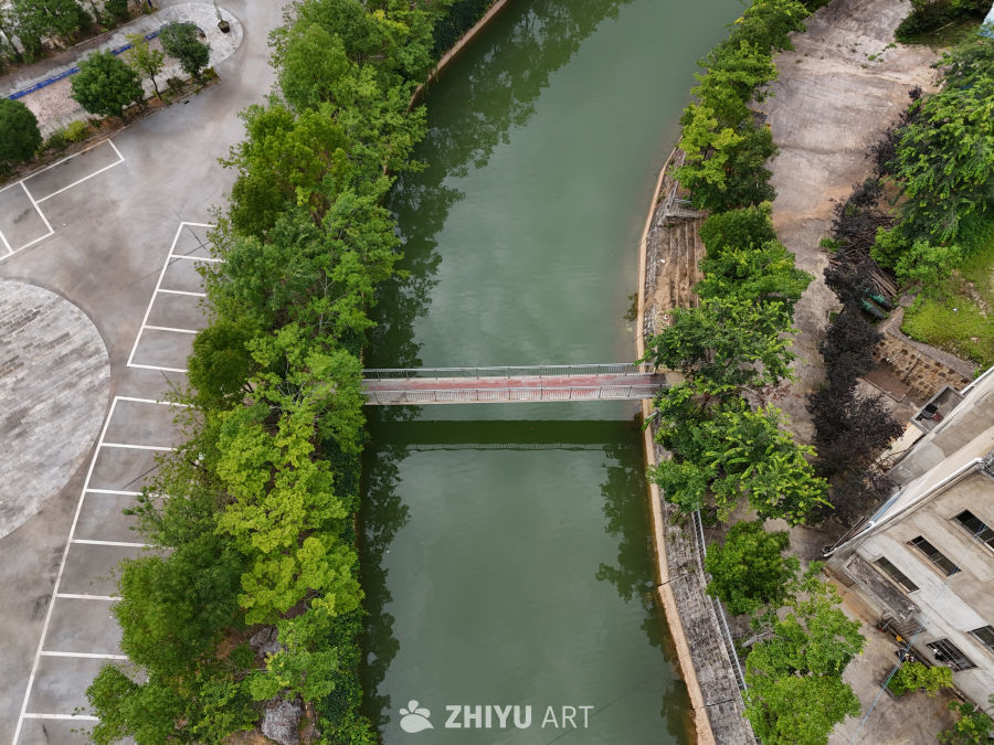 河流上的宁静桥景