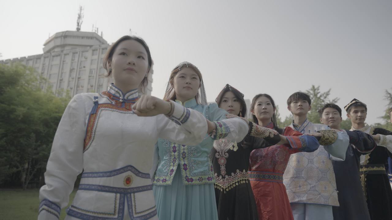 民族服饰舞动青春