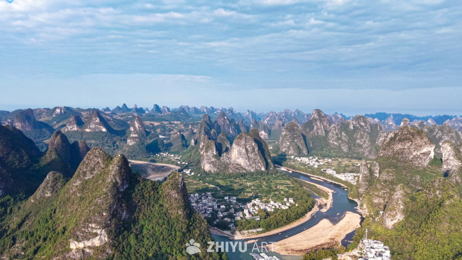 漓江边的喀斯特山峰