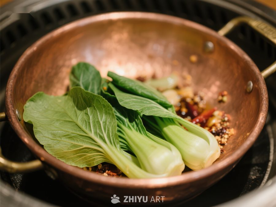 铜锅中的青菜与调料 748