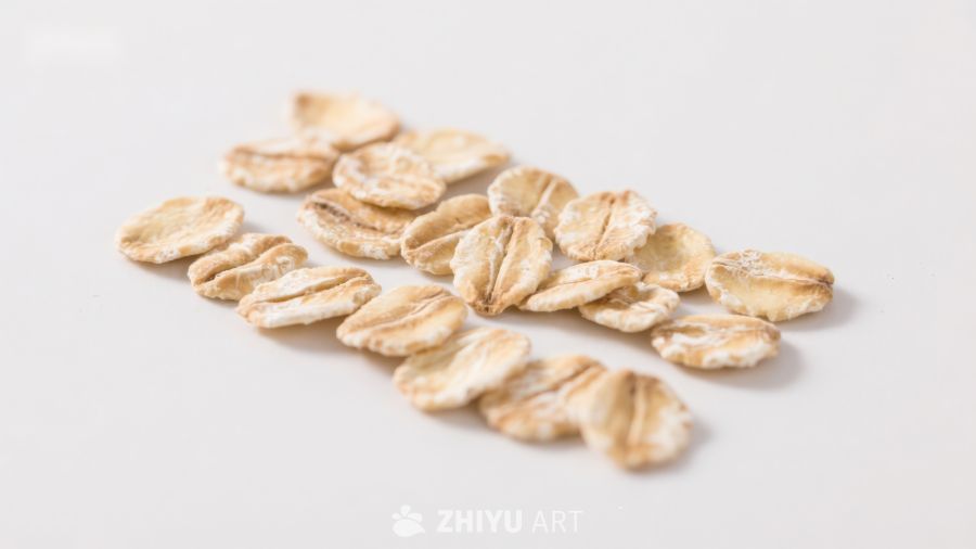 燕麦片散落于白色背景