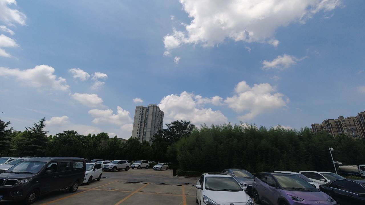 城市停车场的天空