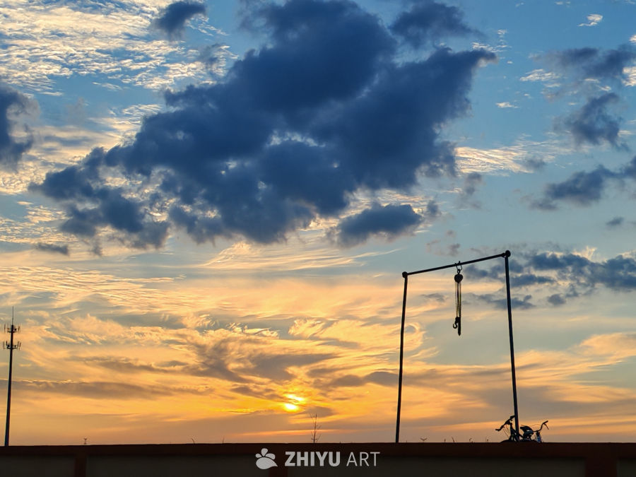 日落剪影：吊钩与自行车