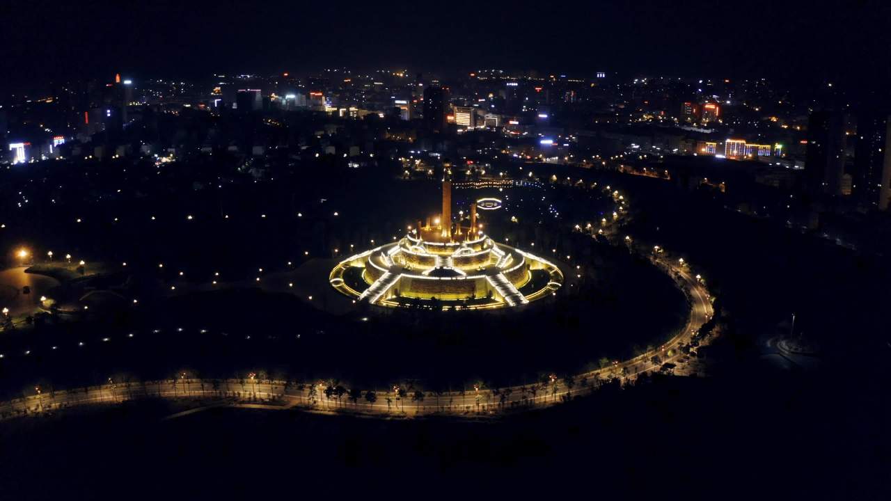 夜幕下的城市纪念碑