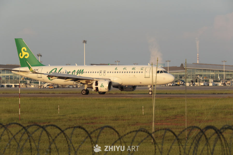 春秋航空飞机在机场跑道上