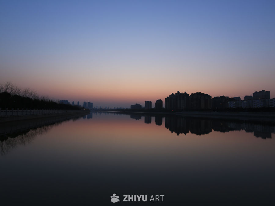 黄昏的河岸