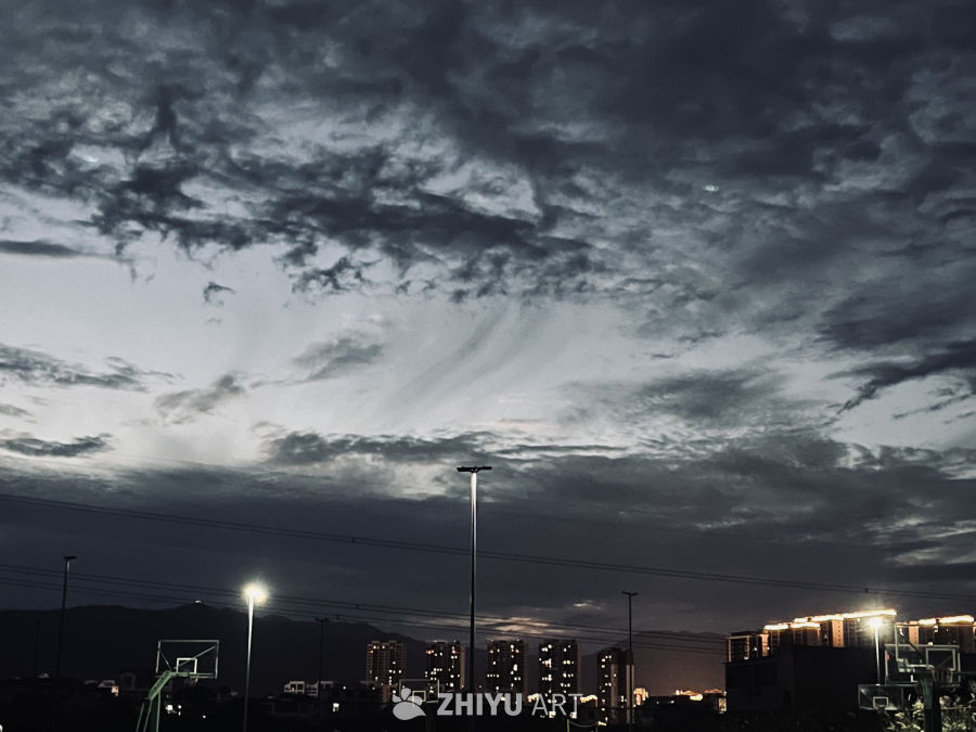 夜幕下的城市剪影
