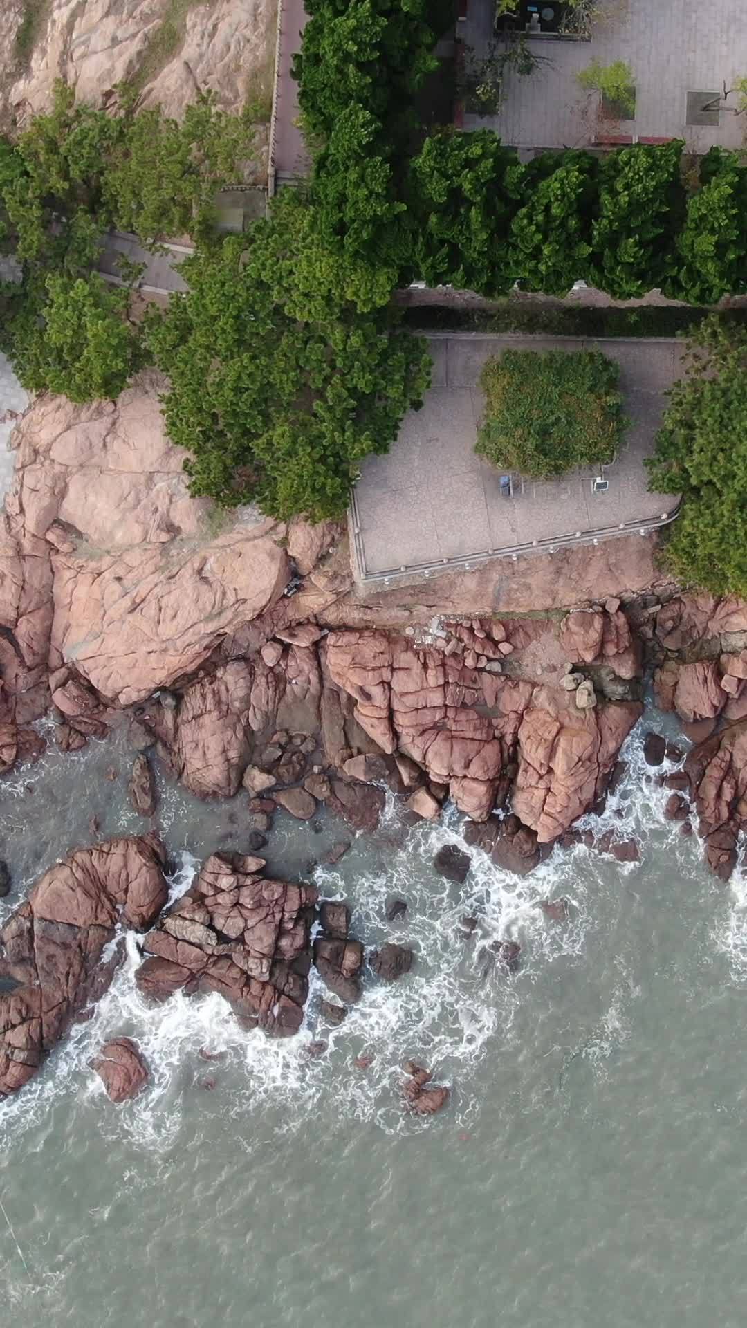 海岸边的静谧时光
