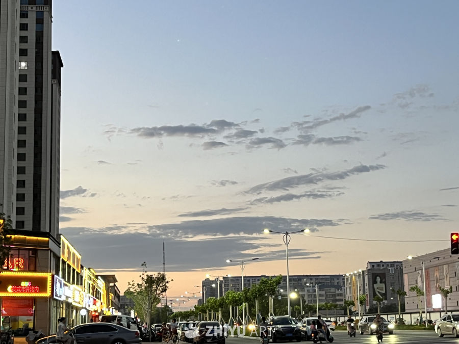 黄昏下的城市街景