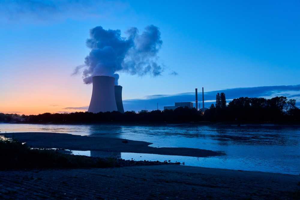 核发电厂冷却塔日出