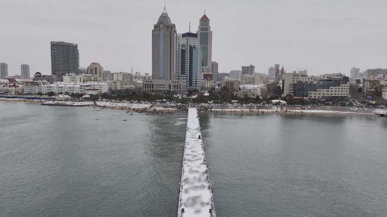 青岛市南老城区栈桥海边雪景航拍 17