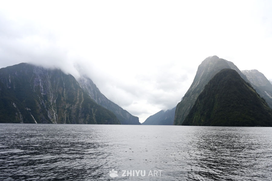新西兰南岛阴雨中米尔福德峡湾的高大瀑布和峡湾风光 8