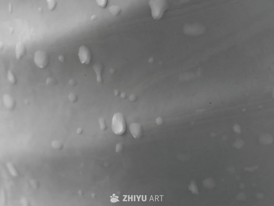 白色陶瓷上的水珠