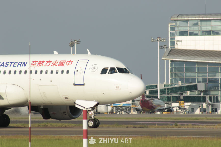 机场跑道上的中国东方航空公司客机