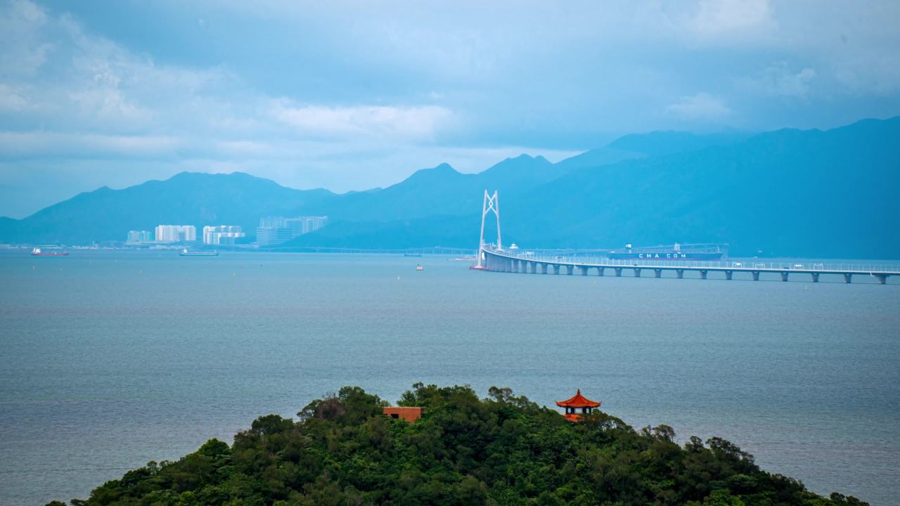 海边远眺跨海大桥景观