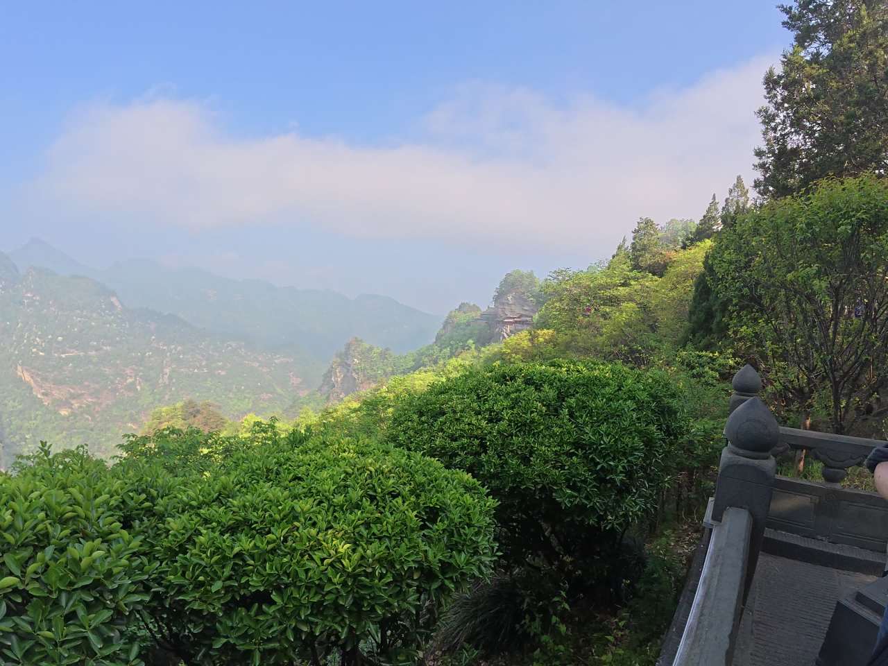 山间绿意与宁静