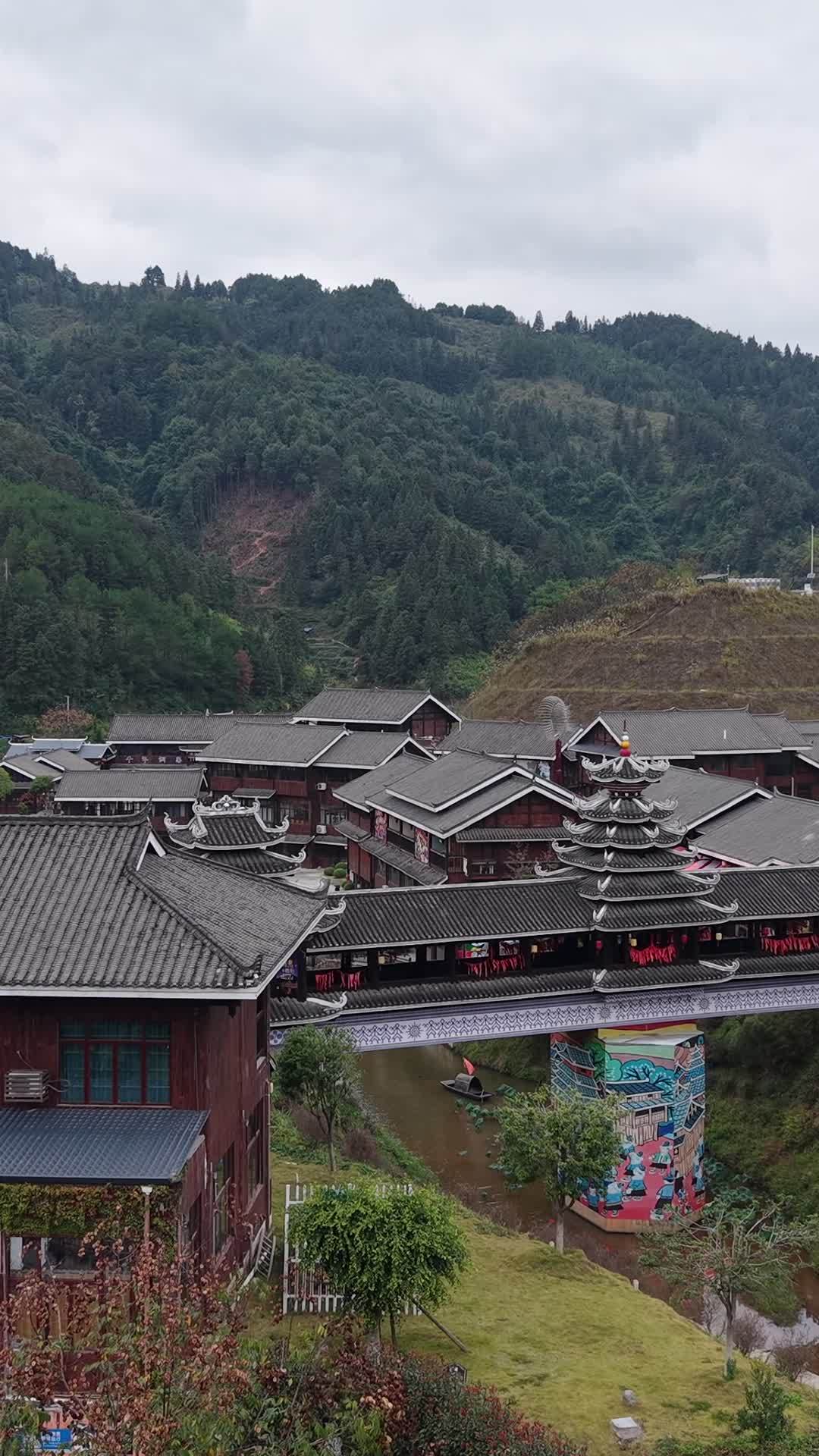 竖版航拍侗族特色建筑程阳八寨风景 (14)