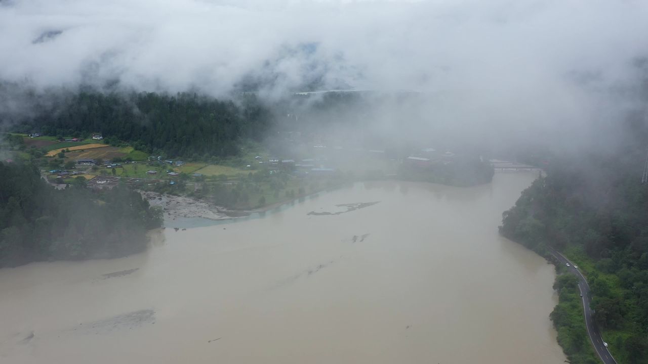 航拍雨雾天的波密岗云杉林风景