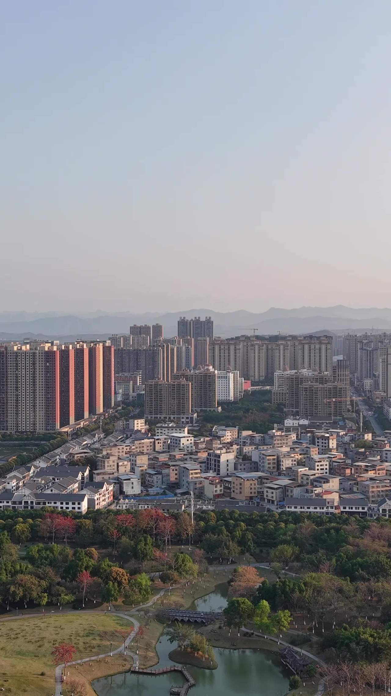 城市日落与自然和谐共存