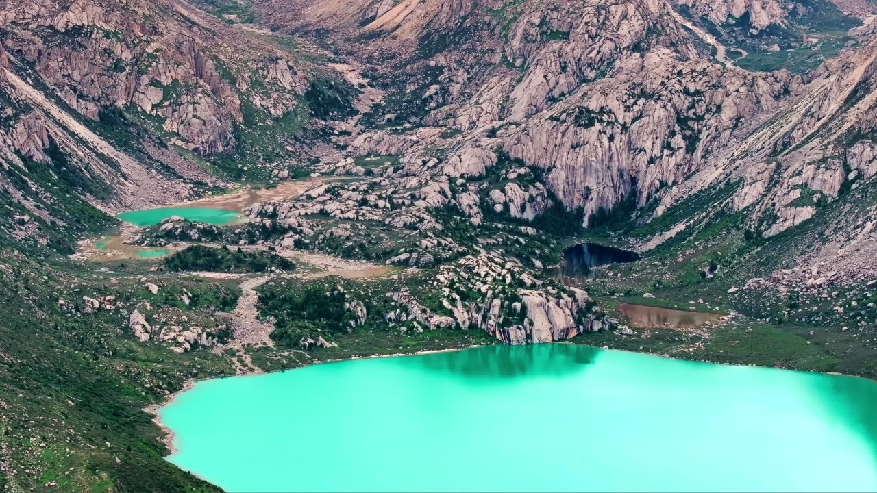 川西巴塘姊妹湖雪山冰川湖泊草原大气航拍视频