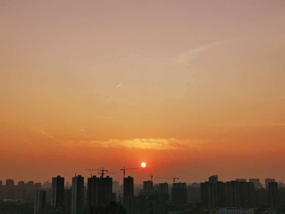 校园宿舍阳台的夕阳