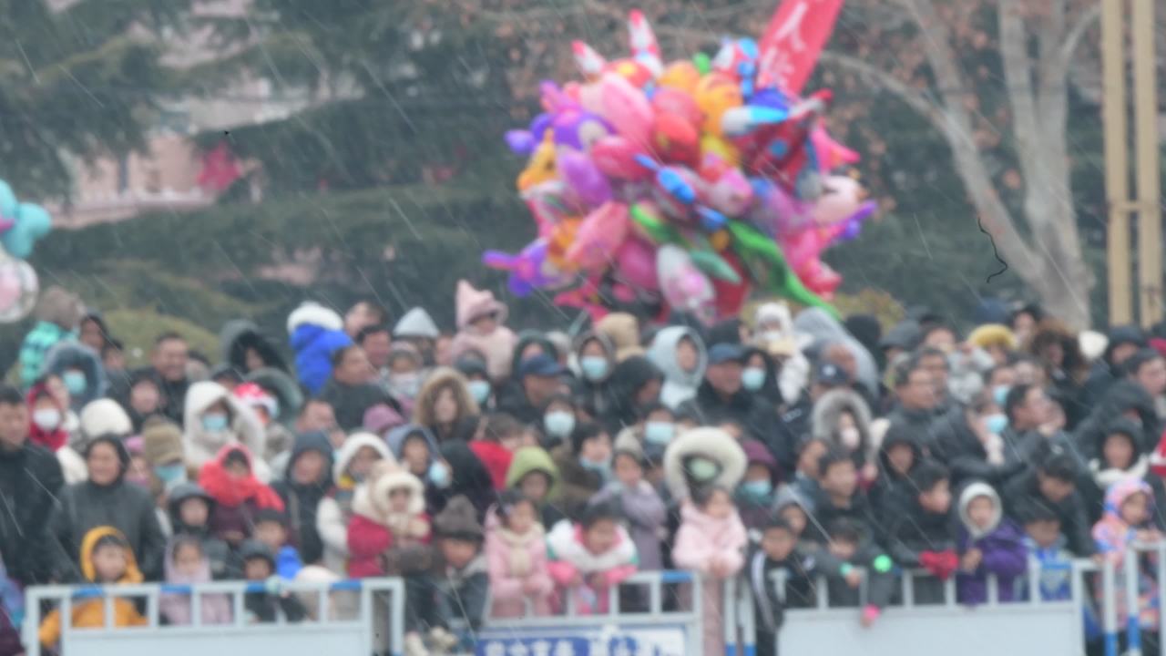 雪中欢庆：多彩气球飘扬