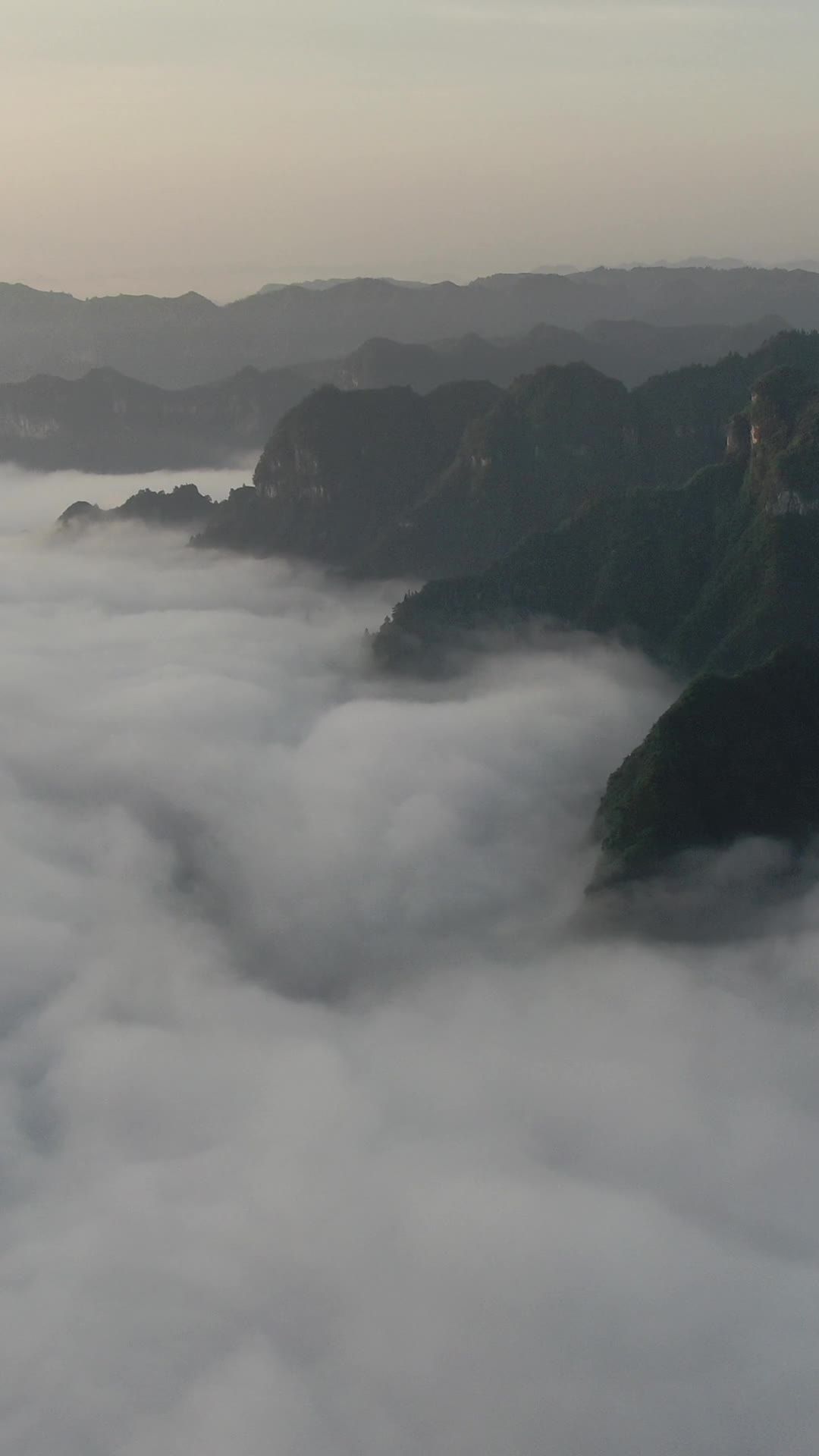 云海缭绕的山峦
