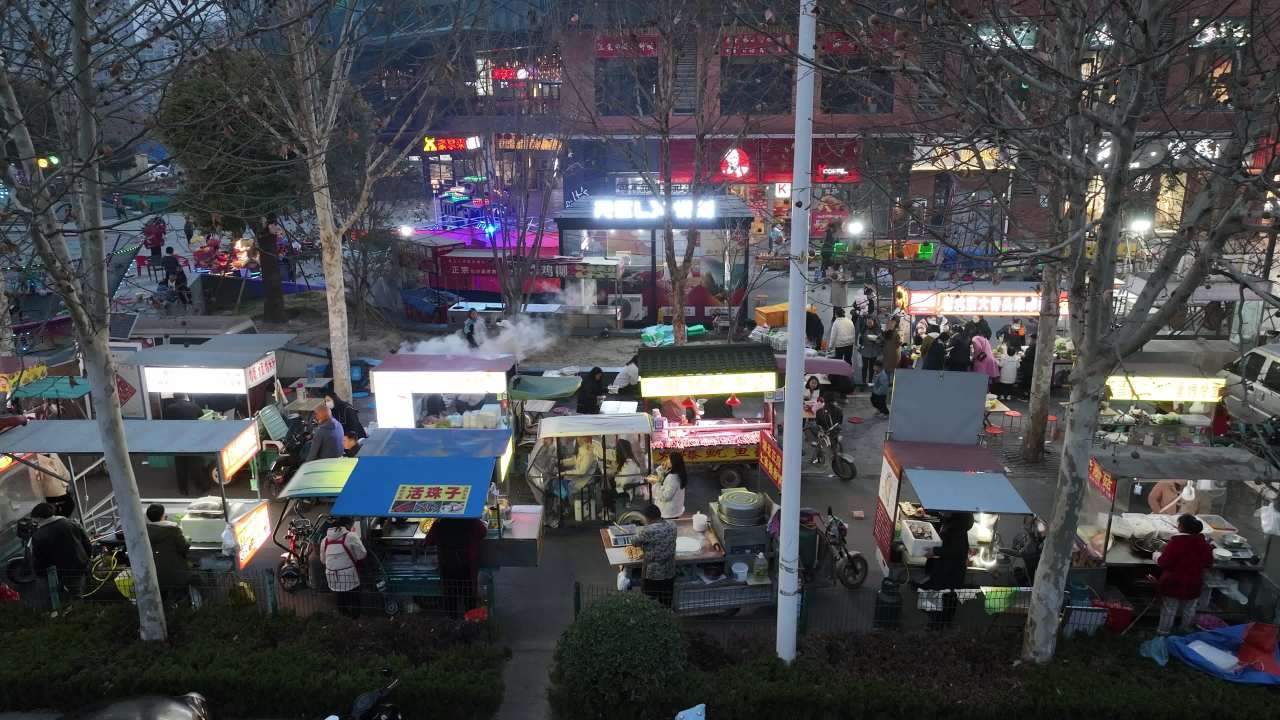 城市夜市的喧嚣与繁华