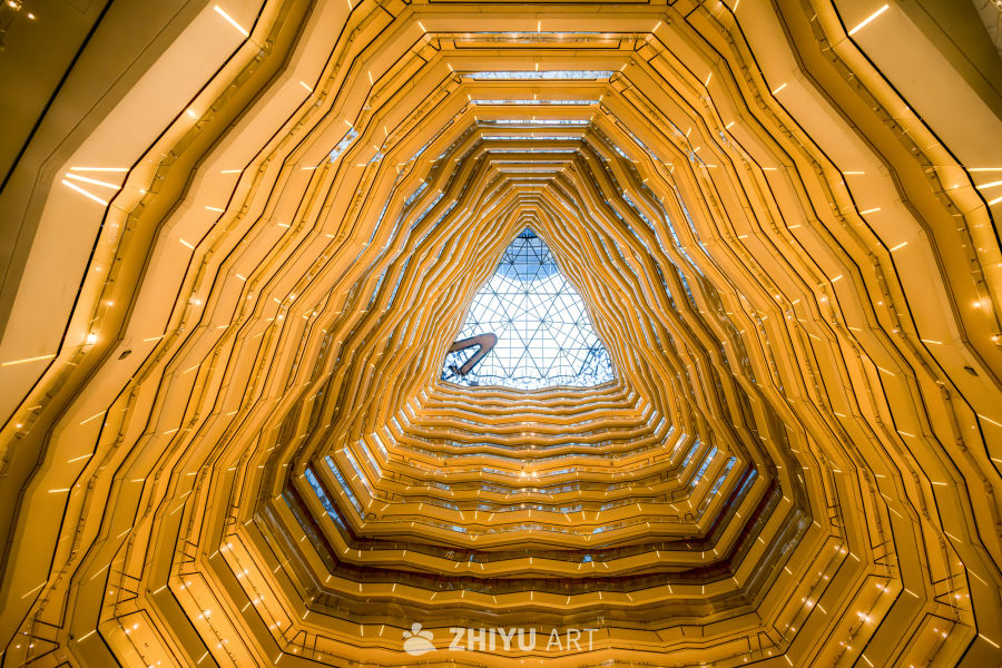 黄色几何建筑内部