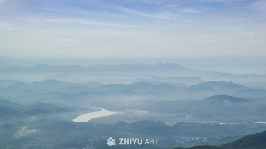 山河晨雾静谧图