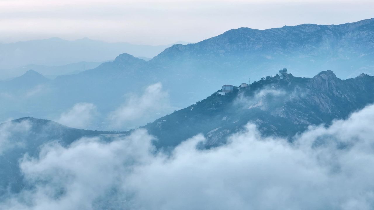 中国风云雾山河水墨画群峰远山云海