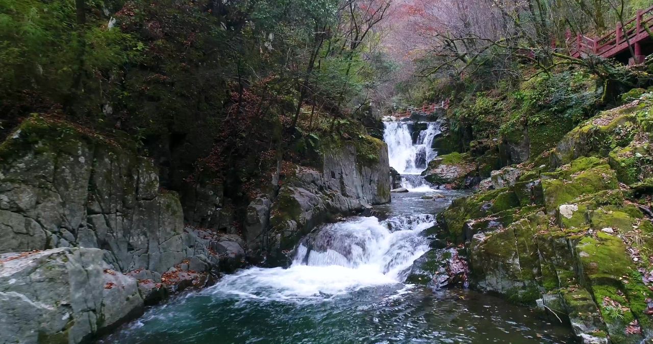 4K航拍流水山泉水河流溪水乱石大自然