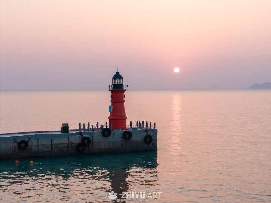 灯塔日落：海天一色的宁静