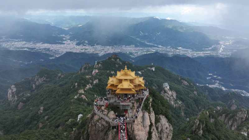 老君山航拍多云金顶 5