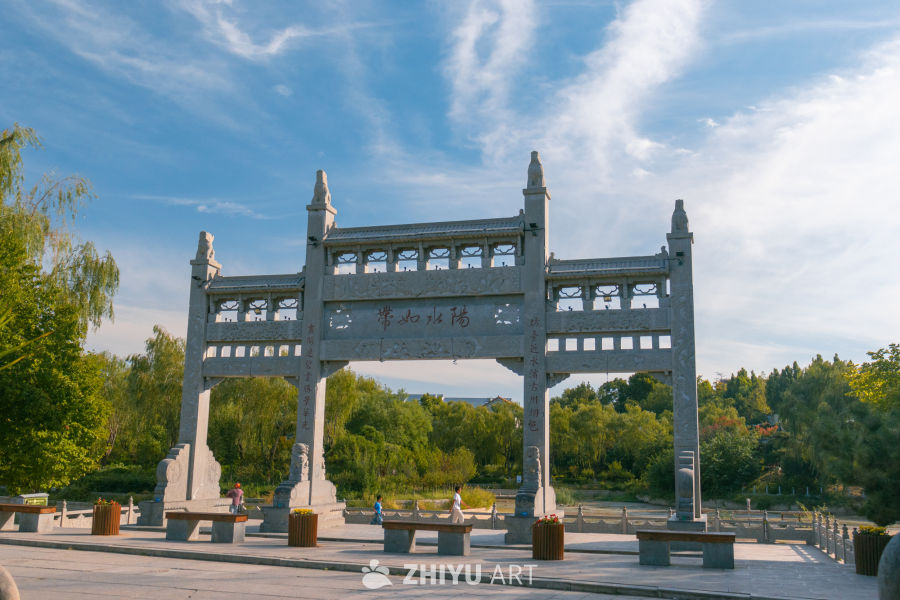 石牌坊下的宁静公园