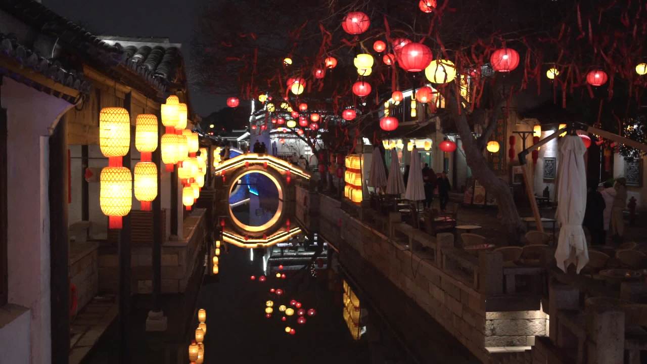 夜色中的古桥与灯笼