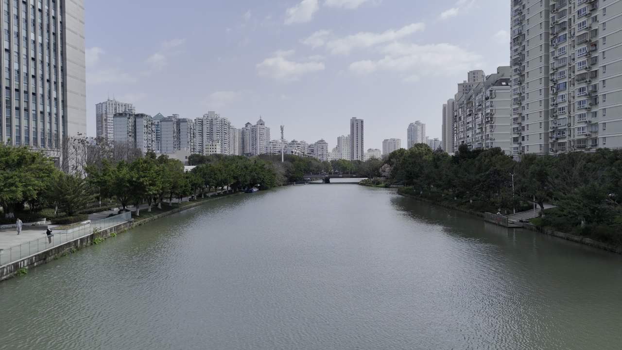 城市河畔的宁静时光