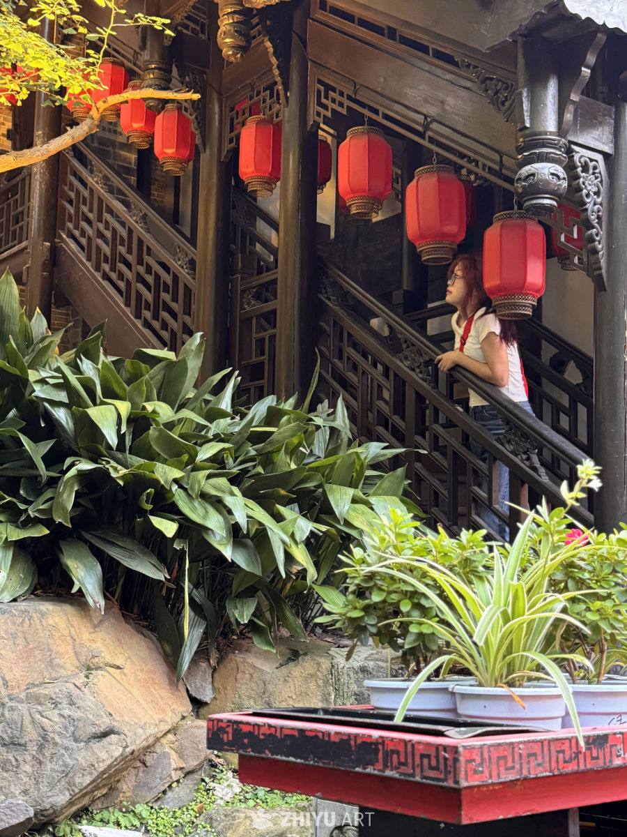 红灯笼下的古典庭院