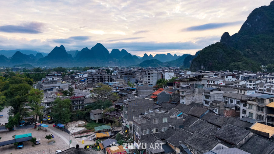 小镇日落与山峰
