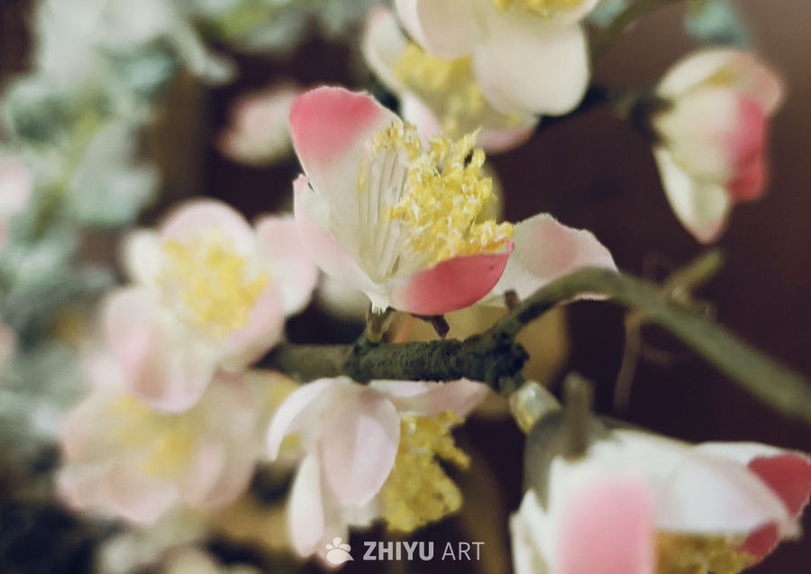 枝头绽放盛开的仿真假花