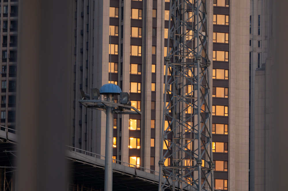 大厦上的浮光跃金
