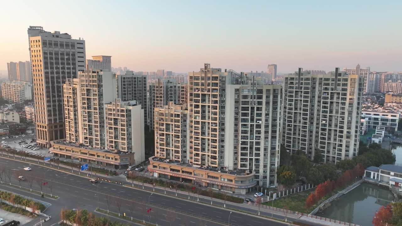 4K航拍昆山城市冬日日落风光建筑大景 6