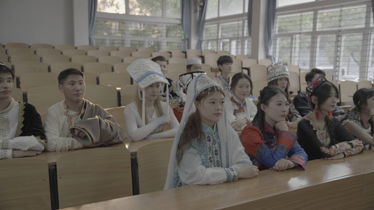 学生在教室观看传统文化展示