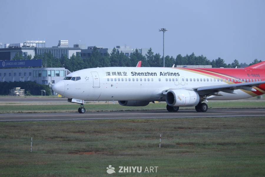 深圳航空飞机在机场跑道上