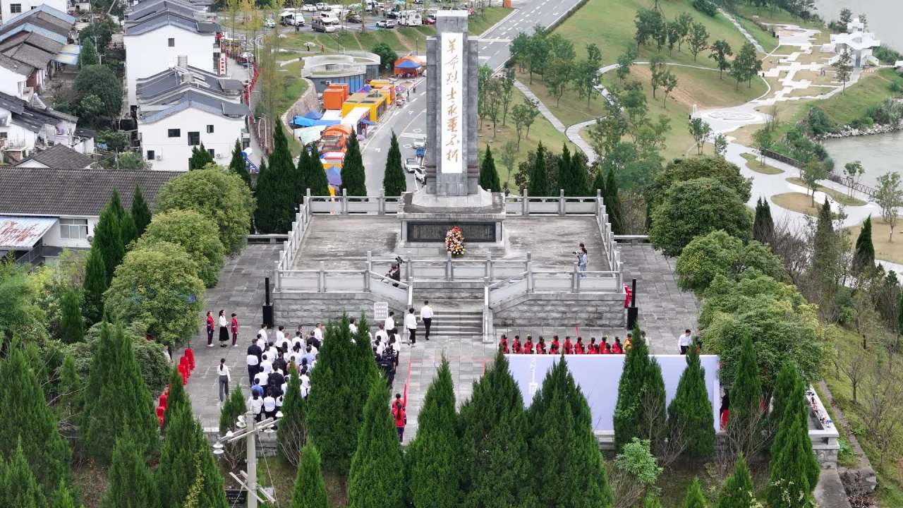 纪念碑前的纪念活动