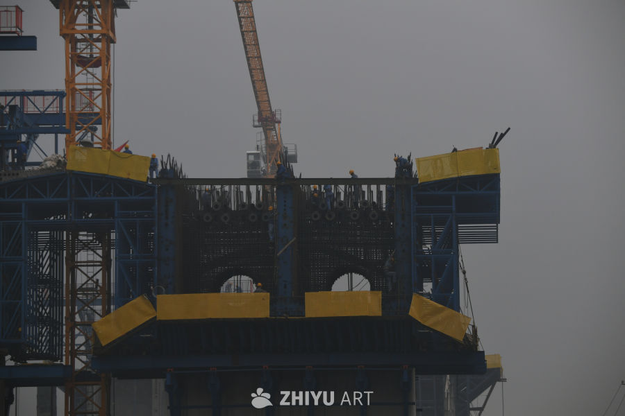 高架桥建设中的繁忙场景