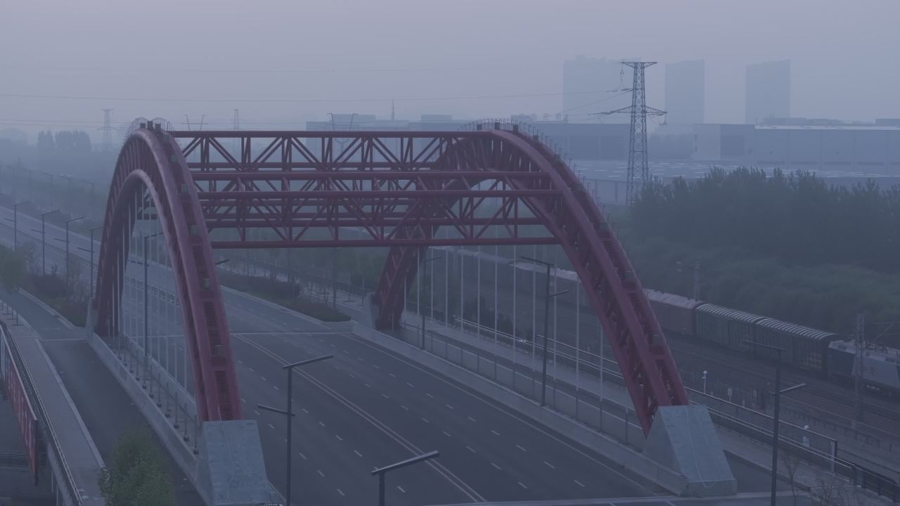 雾中铁路与桥梁