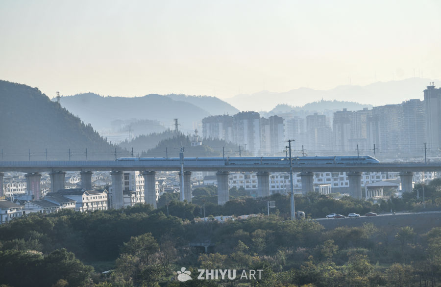 贵州盘兴高铁列车驶过山区 6