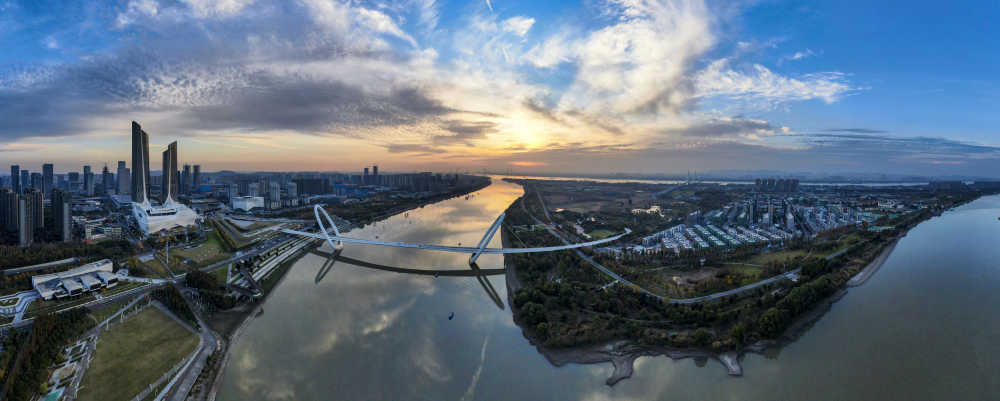 航拍江苏南京之眼长江日落晚霞全景图