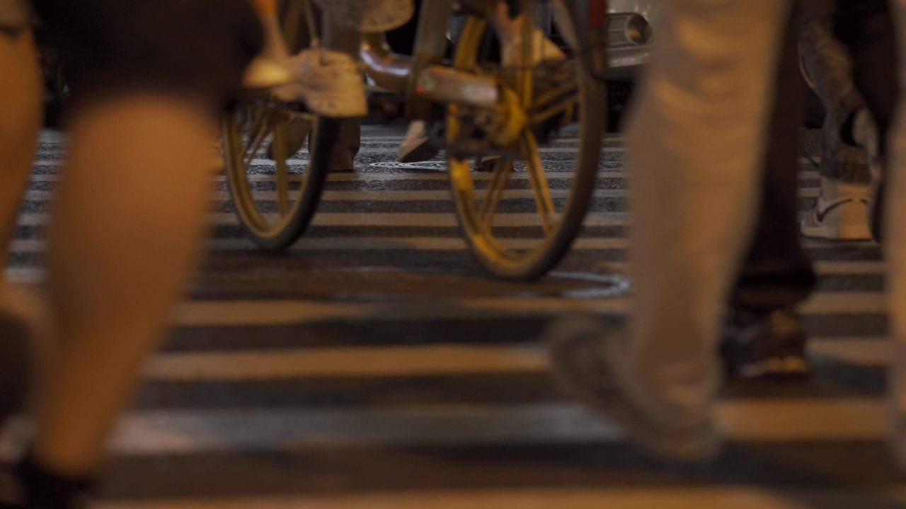 城市-街道-斑马线-烟火-特写-行人
